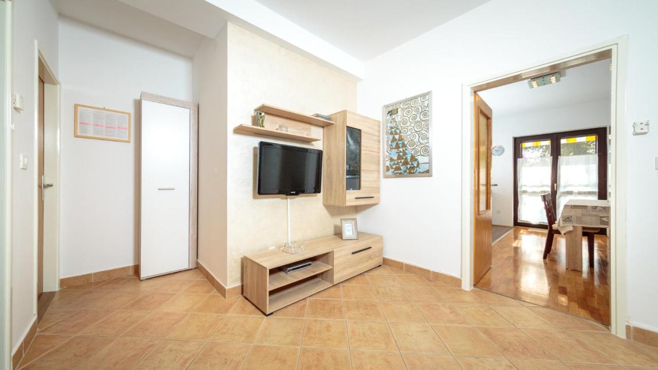 Apartments Maller Ровин Екстериор снимка