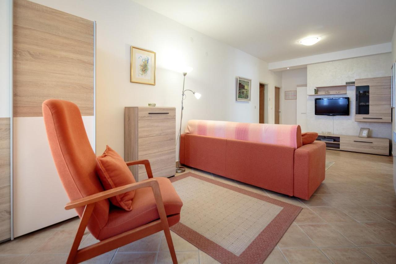 Apartments Maller Ровин Екстериор снимка