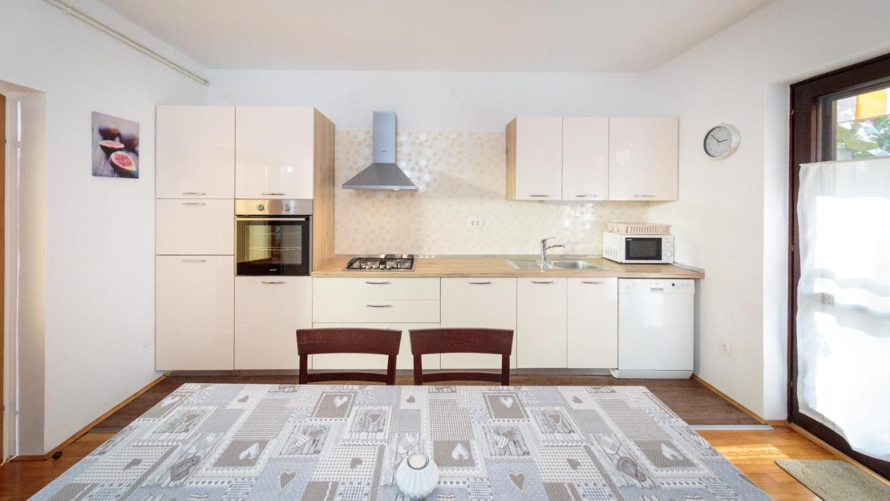 Apartments Maller Ровин Екстериор снимка