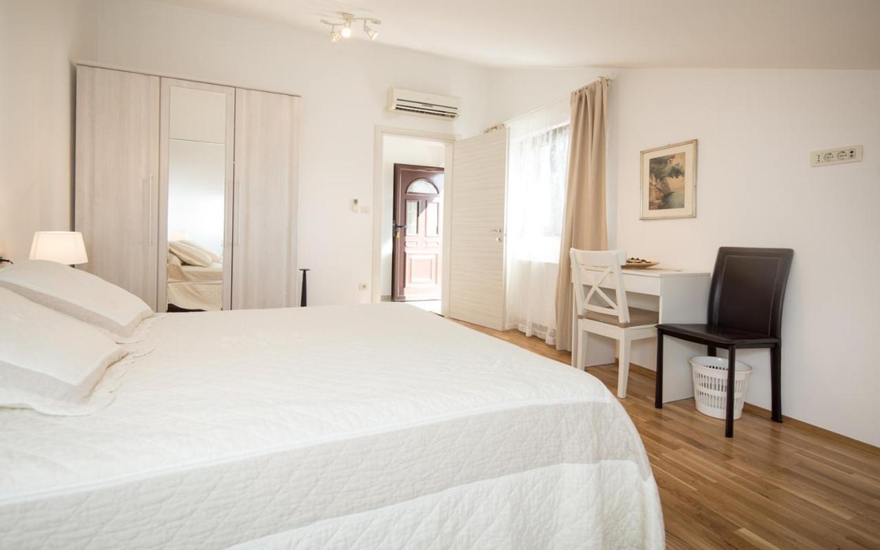 Apartments Maller Ровин Екстериор снимка