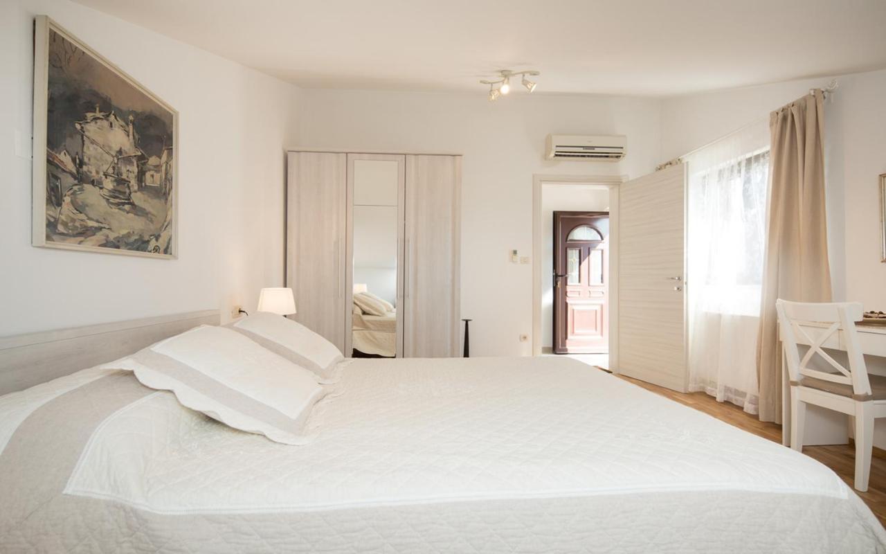 Apartments Maller Ровин Екстериор снимка