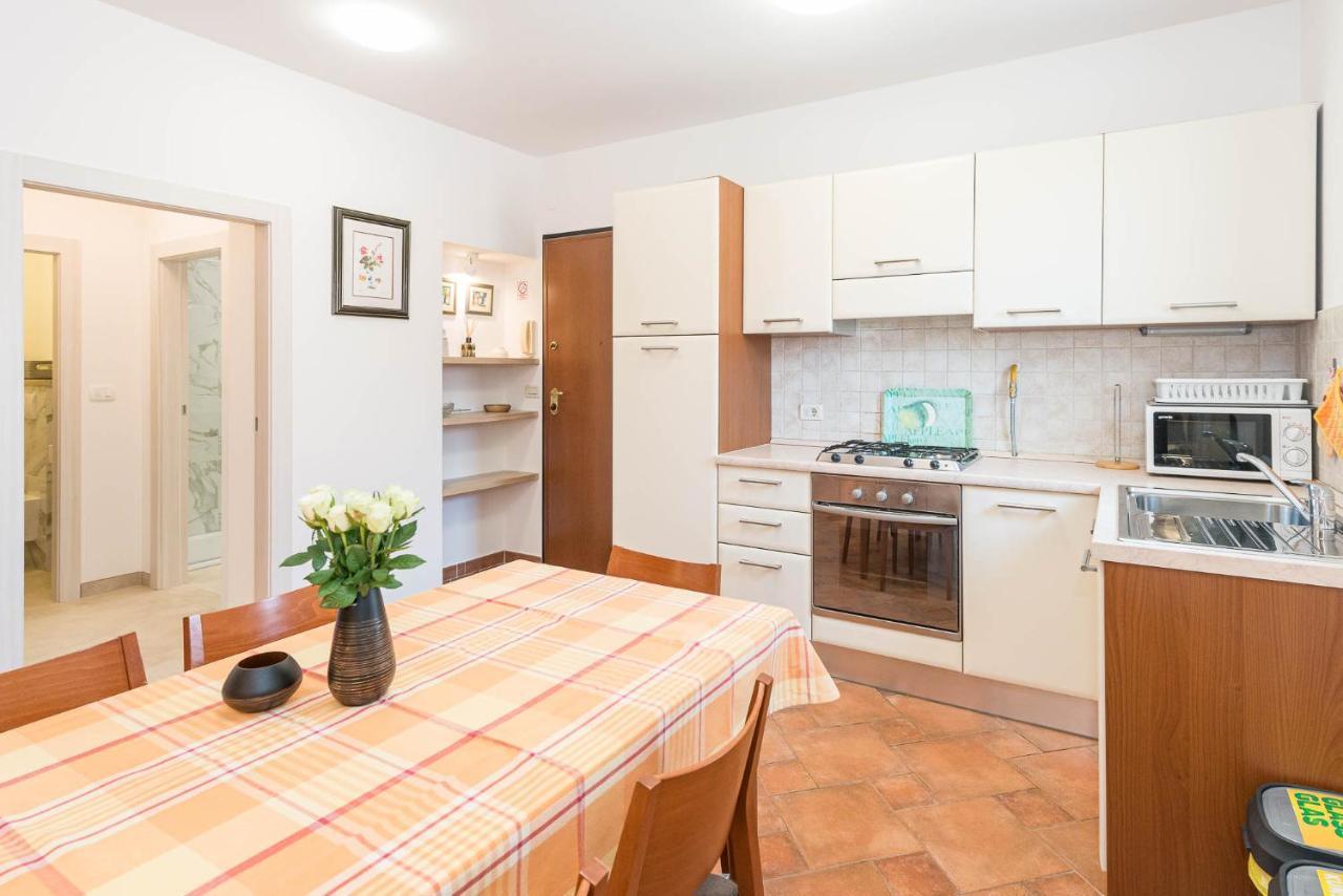 Apartments Maller Ровин Екстериор снимка