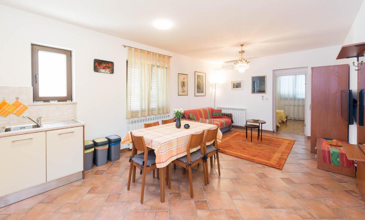 Apartments Maller Ровин Екстериор снимка