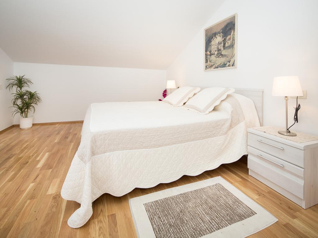 Apartments Maller Ровин Екстериор снимка